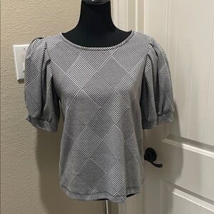 Womens Black & White Patterned Puff-Sleeve Top